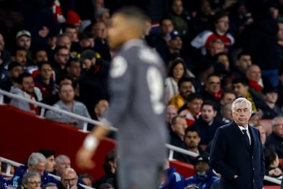 Carlo Ancelotti mira desde la banda en el partido entre Arsenal y Real Madrid.