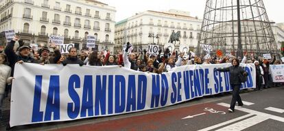 Primera manifestación del año en defensa de la sanidad pública. Una vez en la Puerta del Sol, los convocantes se han situado frente a la sede del Gobierno regional y han guardado un minuto de silencio "en señal de luto por la muerte de la sanidad pública".