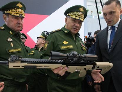 Muestra de armas del grupo Kal&aacute;shnikov durante una feria internacional. 