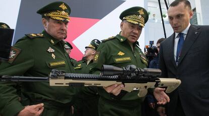 Muestra de armas del grupo Kaláshnikov durante una feria internacional.