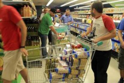 Varios militantes del Sindicato Andaluz de Trabajadores (SAT) en un supermercado de Écija (Sevilla). EFE/Archivo