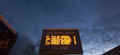 Pantalla en una marquesina de autobuses en Madrid.