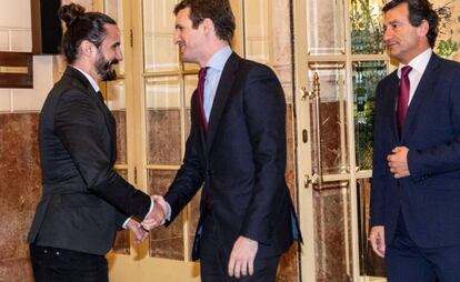 El presidente del Partido Popular Pablo Casado, junto al Presidente del PP Balear, Bien Company (derecha), saluda a Balti Picornell (izquierda), presidente del Parlament Balear.