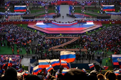 Una multitud escucha el discurso del presidente ruso, Vladimir Putin (en el centro del escenario) durante un concierto por el Día del Defensor de la Patria, en el estadio Luzhniki de Moscú el 22 de febrero. 
