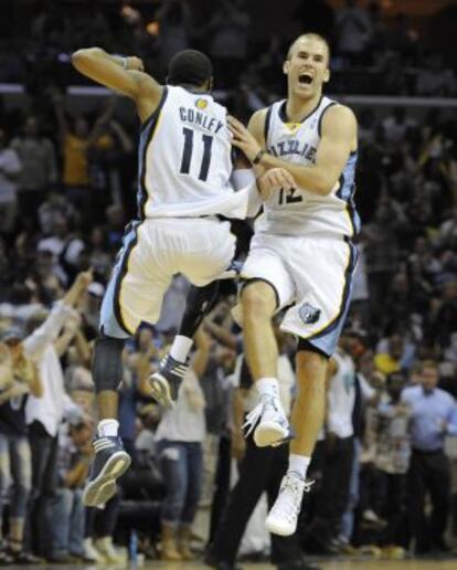 Calathes y Conley celebran una canasta