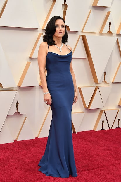 Julia Louis-Dreyfus (Veep), eligió un discreto slip dress en azul noche de Vera Wang.