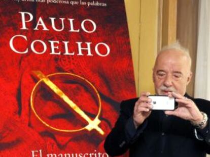 El escritor Paulo Coelho, en la presentación de su nuevo libro, 'El manuscrito encontrado en Accra', hoy en Madrid.