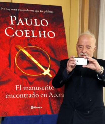 El escritor Paulo Coelho, en la presentación de su nuevo libro, 'El manuscrito encontrado en Accra', hoy en Madrid.