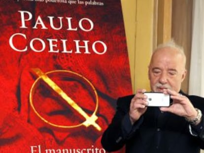 El escritor Paulo Coelho, en la presentación de su nuevo libro, 'El manuscrito encontrado en Accra', hoy en Madrid.