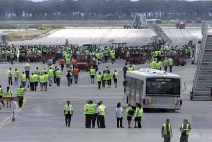 Los trabajadores de tierra del aeropuerto de El Prat (Barcelona) ocupan las pistas en julio de 2006.