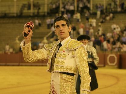 El novillero sanluqueño El Melli paseó la única oreja de la tarde en Sevilla.