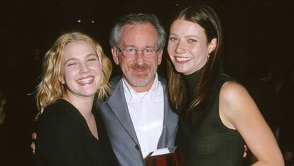 Gwyneth Paltrow y Drew Barrymore - Steven Spielberg


No sabemos si será fruto de la casualidad o de las influencias, pero las dos ahijadas de Steven Spielberg se convirtieron en sendas estrellas de la industria del cine. Con solo 7 años, Barrymore ya era una celebridad gracias al papel que le ofreció su padrino en E.T.