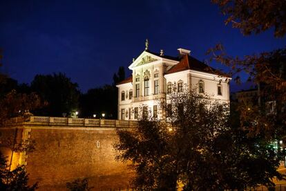 En Varsovia, al sur de la Ciudad Vieja, encontramos este tributo interactivo al célebre compositor polaco. Un moderno museo multimedia alojado en el barroco palacio Ostrogski (en la foto), que repasa la obra del compositor más famoso del país. Los visitantes pueden recorrer a su aire las cuatro plantas de exposiciones, parando en las cabinas de audio del sótano para disfrutar a su gusto de las sinfonías completas de Chopin. Las visitas en grupos limitados, se realizan cada hora. Lo mejor es reservar previamente por correo electrónico (chopin.museum.ul).