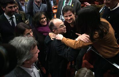 El 'exconseller' Jordi Turull (centro) saluda a un grupo de personas tras su declaración.