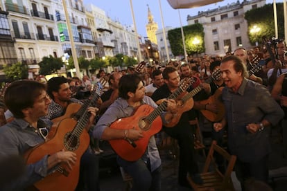 Pepe de Lucía homenajea a su hermano un día antes de la Bional de Flamenco de Sevilla, el 11 de septiembre de 2014. Juntos, se dieron a conocer como los Chiquitos de Algeciras cosechando éxito en el Concurso Internacional de Jerez de la Frontera en 1962.