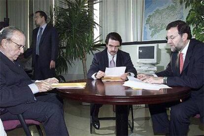 Manuel Fraga, José María Aznar y Mariano Rajoy, en diciembre de 2002 en A Coruña.