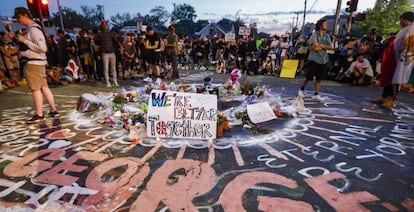 Manifestantes en Chicago ante un memorial en honor de George Floyd, afroamericano que murió bajo custodia policial.