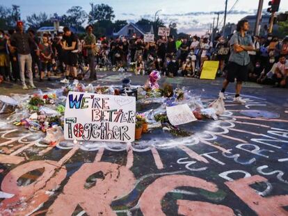 Manifestantes en Chicago ante un memorial en honor de George Floyd, afroamericano que murió bajo custodia policial. 