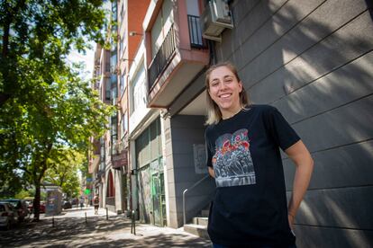 La joven Lucía Linero, de 22 años, que estudió un doble grado de Sociología y Ciencias Políticas, es socorrista en Madrid. 