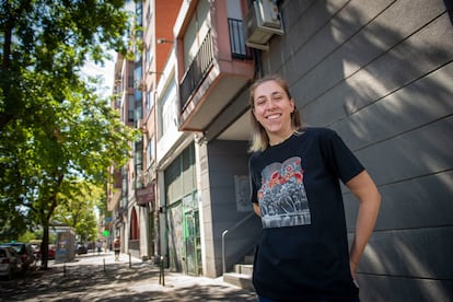 La joven Lucía Linero, de 22 años, que estudió un doble grado de Sociología y Ciencias Políticas, es socorrista en Madrid. 