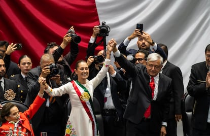 Andrés Manuel López Obrador levanta la mano de Claudia Sheinbaum al termino de la toma de protesta en el Congreso de la Unión.