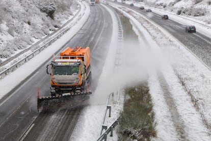 Una mquina quitanieves limpiaba la nieve de una de las carreteras de Salamanca el pasado 2 de marzo.