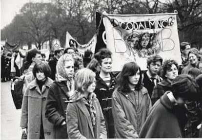 Imágenes de una marcha por el desarme nuclear en Londres en 1961. La foto pertenece al libro 'The bag I’m in: Underground music and fashion in Britain 1960-1990' (Cicada Books), de Sam Knee.