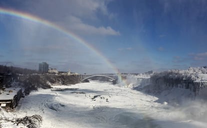 Con temperaturas inferiores a los 20 grados, el caudal del río ha quedado parcialmente helado. Algunas partes de las cataratas del Niágara se han convertido en auténticos puentes de hielo, incluida la cornisa del precipicio de 53 metros de altura. Vista de un arcoiris sobre formaciones de hielo en las Cataratas del Niágara, en el estado de Nueva York, 9 de enero de 2014.