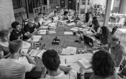 El equipo de 'La catedral del mar', en una reunión de trabajo en los estudios El Álamo.