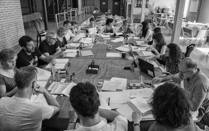 El equipo de 'La catedral del mar', en una reunión de trabajo en los estudios El Álamo.