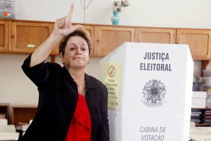 A ex-presidente Dilma Rousseff, candidata ao Senado, vota em Belo Horizonte.