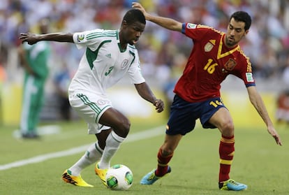 Uwa Echiejile con Sergio Busquets.