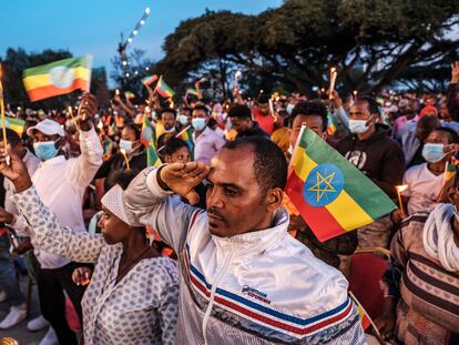 Un hombre hace un saludo militar durante un homenaje a las víctimas del conflicto de Tigray organizado por la ciudad de Adís Abeba, el pasado miércoles.