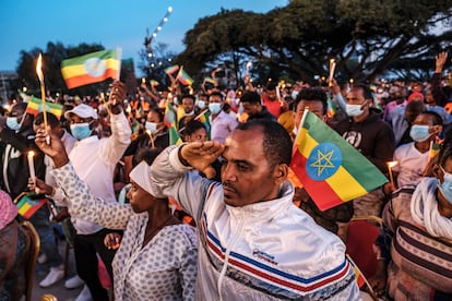 Un hombre hace un saludo militar durante un homenaje a las víctimas del conflicto de Tigray organizado por la ciudad de Adís Abeba, el pasado miércoles.