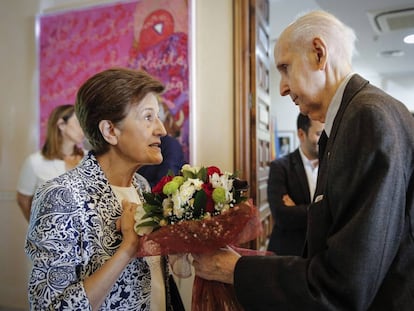 Adela Cortina con el presidente del Consell Valencià de Cultura, Santiago Grisolía.