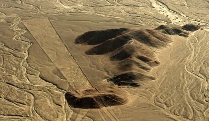 Vista aérea de los geoglifos conocidos como trapecios, al sur de Lima, Perú.