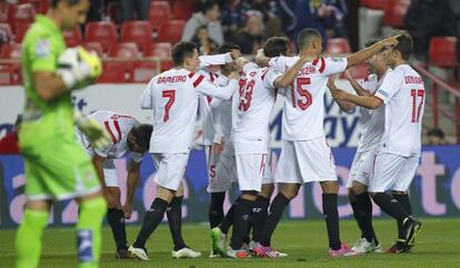 Los jugadores del Sevilla celebran el gol de Aspas.