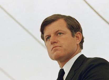 Jurista, titulado por Harvard y por la Universidad de Virginia, Ted Kennedy quedó en un segundo plano político hasta el asesinato de Robert, en junio de 1968. Entonces se convirtió en el icono de la izquierda estadounindense. En esta foto del 14 de octubre de 1970, Ted Kennedy pronuncia un discurso en una ceremonia en el Eunice Kennedy Shriver en Massachussets.