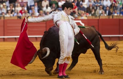 López Simón durante la faena con su primer toro.