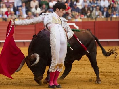 López Simón durante la faena con su primer toro.