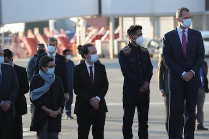 Felipe VI (a la dercha) junto a Pablo Iglesias (segundo por la izquierda), vicepresidente segundo del Gobierno, y la ministra de Asuntos Exteriores, Arancha González (a la izqueirda), son recibidos por Andronico Rodriguez (segundo por la derecha), presidente del Senado boliviano, a sus llegada al Aeropuerto Internacional de El Alto, en Bolivia.