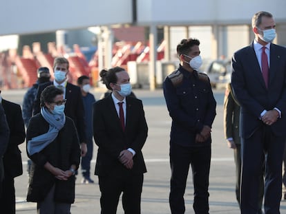 Felipe VI (a la dercha) junto a Pablo Iglesias (segundo por la izquierda), vicepresidente segundo del Gobierno, y la ministra de Asuntos Exteriores, Arancha González (a la izqueirda), son recibidos por Andronico Rodriguez (segundo por la derecha), presidente del Senado boliviano, a sus llegada al Aeropuerto Internacional de El Alto, en Bolivia.