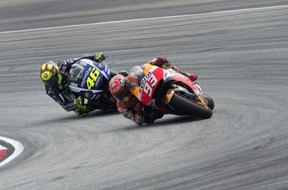 Márquez y Rossi, en un momento de la carrera.