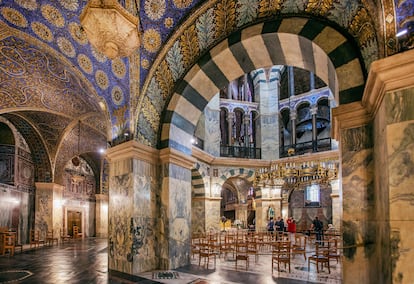 Mosaicos bizantinos en el interior de la capilla Palatina de la catedral de Aquisgrán.