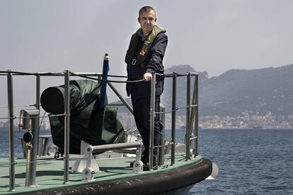 Lorenzo Silva, en una patrullera de la Guardia Civil en Algeciras.