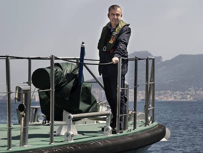 Lorenzo Silva, en una patrullera de la Guardia Civil en Algeciras.
