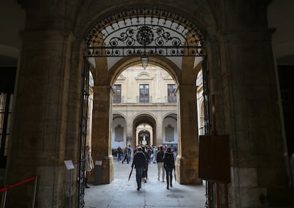 El rectorado de Sevilla antigua sede de tabacalera foto.