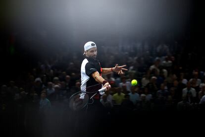 Dimitrov, durante el partido contra Tsitsipas en Bercy.