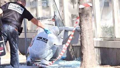 Agentes de la policía francesa trabajan en la parada de autobús en la que se ha registrado un atropello en Marsella.