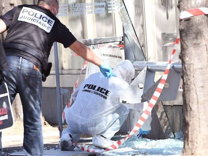 Agentes de la policía francesa trabajan en la parada de autobús en la que se ha registrado un atropello en Marsella.